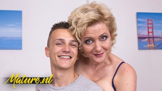 Nadržená zralá hospodyňka šuká a saje své syny nejlepší přítel