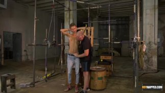 DILF Sebastian Kane hält und dominiert den großen Jay McDally
