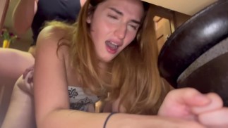 Stiefbroer helpt Daniela Chanel los te komen en ze berijdt grote lul voor creampie