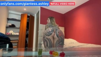 Ihre nackte Riesin Ashley wird aufgeregt, kleine Gummibärchen zu essen