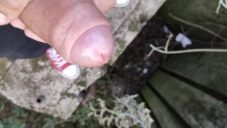 Unbeschnittener Schwanz Cumshot von einer Brücke Nahaufnahme