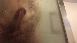Luid kreunen en slapoo g enorme lul in de douche