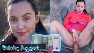 Public Agent-屋外のフェラチオとセックスに公共の場で誘惑されたパートおっぱいを持つ若いスペインのブルネット