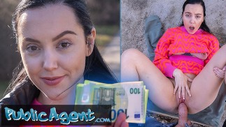 Public Agent - Junge spanische Brünette mit kecken Titten, die in der Öffentlichkeit zu Outdoor-Blowjob und Sex verführt wird