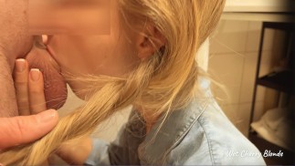 Blonde staart student oefent om de lul van de leraar te deepthroat en krijgt cumshot CIM 4K wetcherryblonde