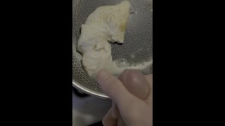 CuriusKinkyCouple-食べるのに最適なカミングによって、私の朝の卵にいくつかの味を追加します