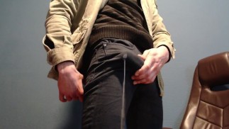 J’étais excitée et coulant sur mon jeans toute la journée jusqu’à ce que je sois rentré à la maison et je suis devenu désordonné!