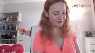 Modelo de Webcam com lábios vermelhos conversar com você