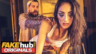 Fakehub Originals - Película de terror falsa sale mal cuando un asesino real entra en el vestidor de la actriz estrella