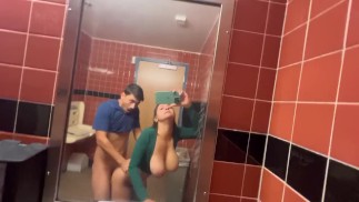 Hailey Rose dostane Creampie v Whole Foods Veřejné Koupelně