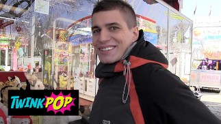 Twink Pop - Er Bezahlt Ihn Für Die Fahrt Mit Einem Riesenrad Dann Bietet Er Ihm Zusätzliches Geld Dafür, Seinen Schwanz Zu Berühren T