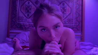 POV 嬉皮士小妞骑着巨大的面部结局的公鸡