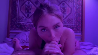 ЦЫПОЧКА ХИППИ ОТ ПЕРВОГО ЛИЦА СКАЧЕТ НА ЧЛЕНЕ С ОГРОМНЫМ ОКОНЧАНИЕМ НА ЛИЦЕ