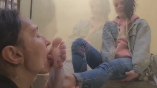 Uwielbienie stóp przy wejściu (ZWIASTUN)