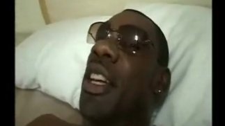 La ragazza latina ha un orgasmo bizzarro