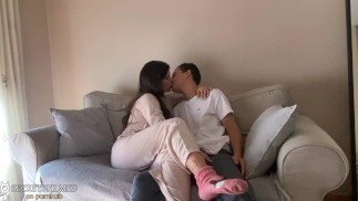 Hizo que mi hermanastra se corriese tocando su coño y ella me recompensó después