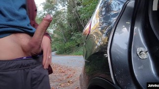 johnholmesjunior fa un vero e proprio spettacolo solista rischioso sul lato di una strada trafficata con un enorme carico di sperma