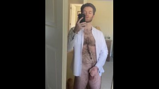Papai fala sujo enquanto geme e sacode seu pau grande e peludo