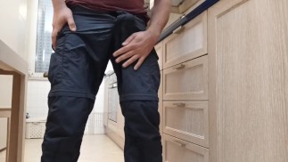 pisse désespérée dans la cuisine 