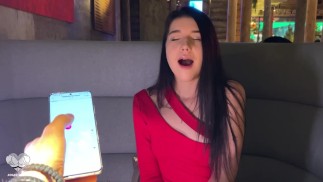 Пришла на свидание с ВИБРО ИГРУШКОЙ LUSH в киске, публично МАСТУРБИРОВАЛА под столиком
