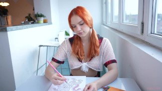Uczennica rysuje kolorowankę i rozkłada nogi, gdy facet przychodzi po Creampie