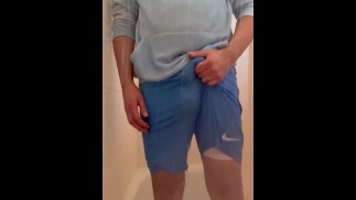 GEILE AMATEUR AFTREKKEN EN NAT WORDEN ** GYM SHORTS + CUMSHOT **