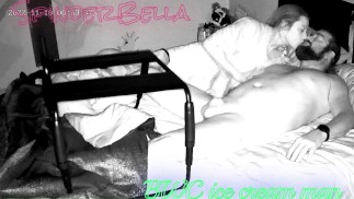 SpinderBella follandome en nuestra nueva silla de rebote mientras sopla nubes con el vapor meff