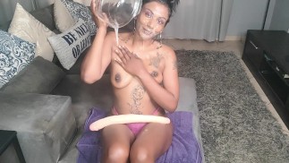 A prostituta Desi acumula saliva enquanto engasga em um vibrador, cospe, cospe o rosto, esfregue os seios