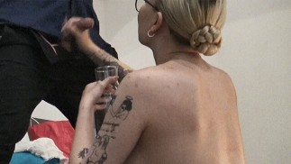 Wannabe Director tenta fazer um filme pornô com uma garota incrivelmente Hot Blonde que dá uma punheta