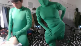 Gay deficiente em terno spandex apertado Cums