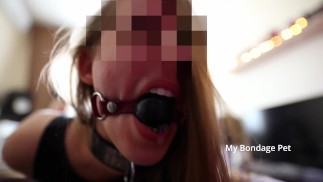 MIJN BONDAGE PET worstelt in een hogtie // gekneveld // metal bondage