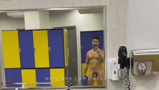 Iacovos zeigt Arsch und großen, haarigen, weichen Schwanz in der Umkleidekabine eines öffentlichen griechischen Fitnessstudios