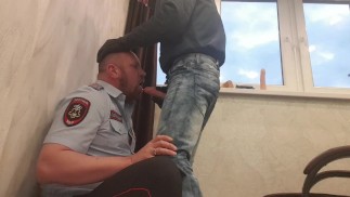 TOUGH SKINHEAD baise la gorge d’un policier avec une grosse bite et un visage très dur gifler et cracher