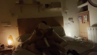 ¡Mi hermosa novia monta el vibrador sobre mí y me hace correrme en voz alta!