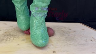 Bootjob con i tacchi in stivali al ginocchio verdi (2 POV) con TamyStarly - Ballbusting, CBT, Calpestare, Dominazione femminile