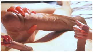 Mis uñas rojas están haciendo el amor con tu polla. ¡Uñas largas rascando la mano terminó con EXPLOSIÓN DE SEMEN!