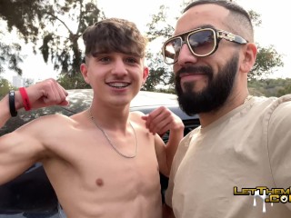 ¡LetThemWatch Twink Raw Public Chupar y Follar Juven Casi Atrapado!