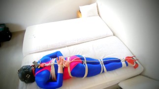 Zelfbondage in Leohex badpak en glimmend catsuit