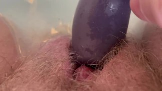 Poilu FTM orgasme 4 fois en utilisant un jouet d’aspiration de clitoris dans le bain