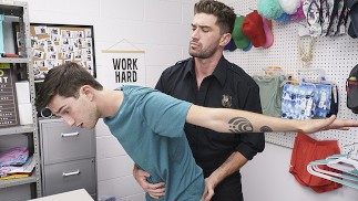Knappe jongen Kai meesters nemen dikke dildo voordat ze worden genaaid door de LP-officier - Young Perps