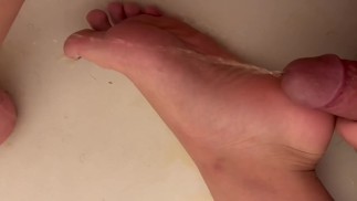 Erg raar (en moe) t meisje plast op haar voeten en likt ze