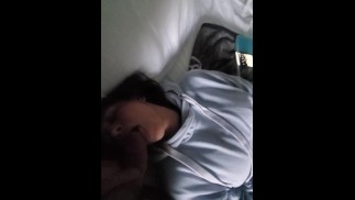 Innocent vrouw komt klaar door lulzuigen