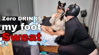 Slave drinkt mijn voetzweet! Voeten vloeken femdom milf drinken zweterige workout navel