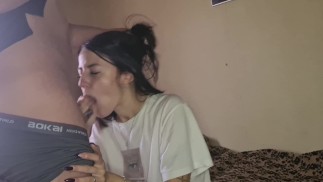 彼女は私のペニスをしゃぶって精液を飲み込むのが大好き