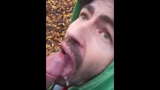 Plan direct en forêt entre 2 potes hétéros qui on la teub qui brûle
