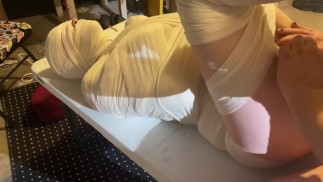 Trans twink gemummificeerd, komt herhaaldelijk klaar
