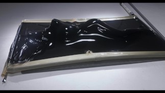 needy coura zkouší více poloh v latexové vakuové posteli