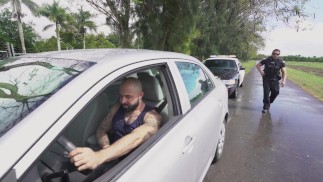 GAYWIRE - Policial musculoso de beefcake fode flasher de pau Out In Public