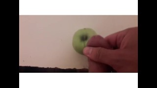Il ragazzo si masturba delicatamente e ha finito su una mela