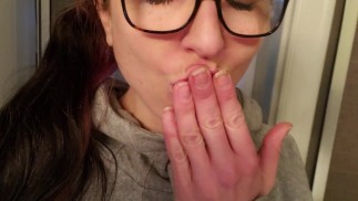 Gémir avec Pleasure pendant que je pisse debout